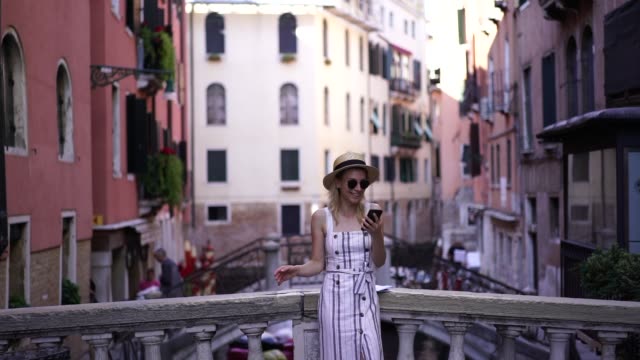 Fröhliche-Hipster-Mädchen-lachen-aus-erhaltennachricht-mit-lustigen-Text-mit-4g-Internet-in-Italien-verbunden