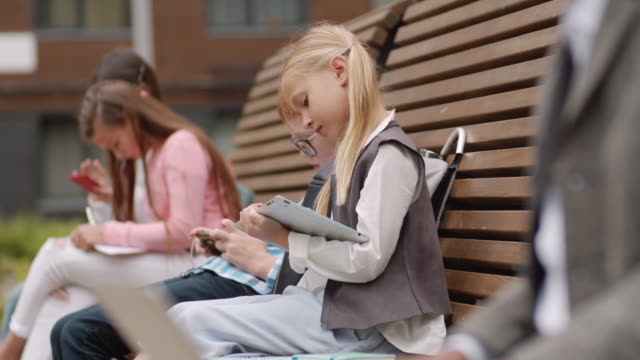 Chica-colegiala-rubia-usando-la-tableta-durante-el-descanso
