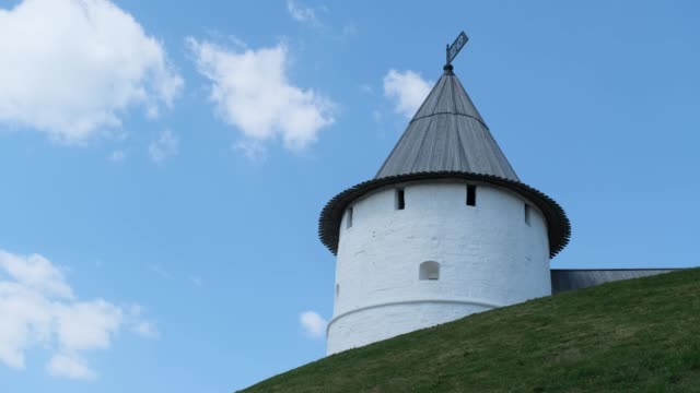 Vista-de-la-torre-del-Kremlin-de-Kazán-en-una-colina-verde-contra-el-cielo-nublado-azul-en-el-día-de-verano.-Material-de-archivo.-Ciudad-de-Kazán,-república-de-Tatarstán
