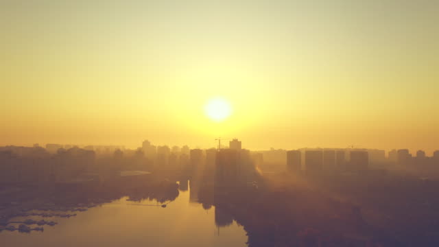 4k-Amanecer-sobre-la-metrópolis-Hermoso-paisaje-urbano-temprano-en-la-mañana.-Disparo-aéreo-de-drones