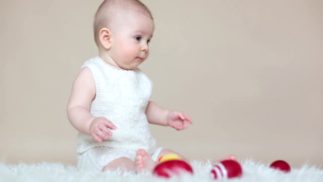 Süßes-kleinkind-Baby-junge,-spielen-mit-bunten-Ostereier-und-kleine-dekorative-Enten,-isolierte-Schuss,-beige-Hintergrund