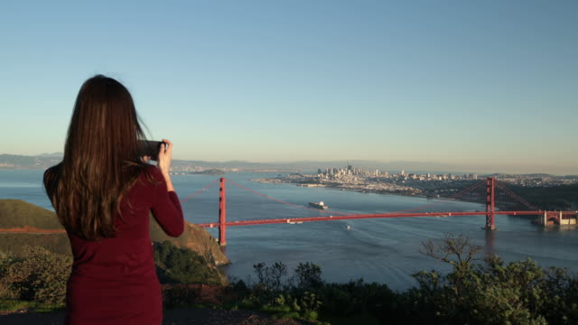 Frau-fotografiert-die-Golden-Gate-Bridge,-San-Francisco