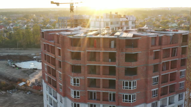 Vuelo-sobre-el-sitio-de-construcción,-al-amanecer,-vista-de-drone-4k