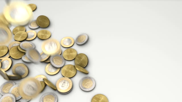Saudische-Münzen-fallen-auf-eine-Oberfläche