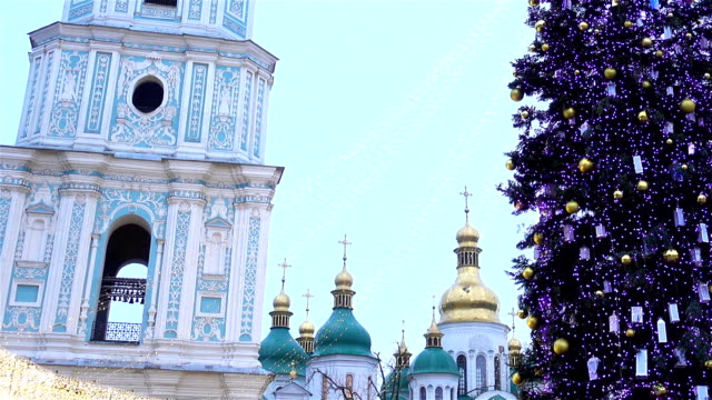 Arbol-de-Navidad-cerca-de-la-catedral-de-Santa-Sofía.-Kiev