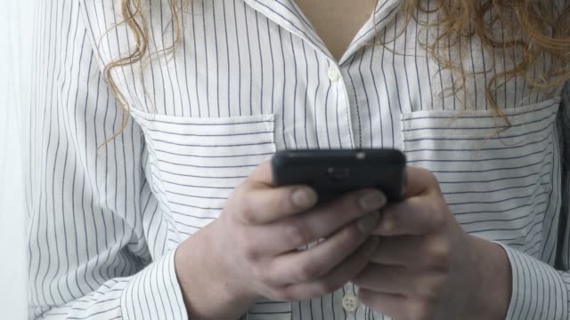 Junge-Frau-SMS-mit-ihrem-Smartphone