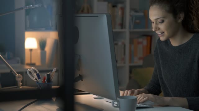 Mädchen-chattet-nachts-mit-ihrem-Computer