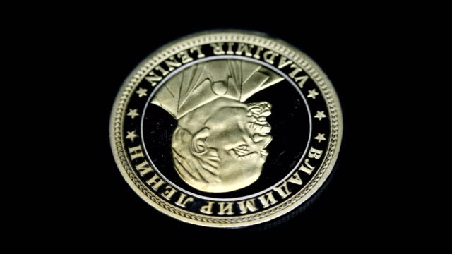 Russische-Souvenirmünze-Wladimir-Lenin-rotiert-auf-schwarzem-Hintergrund.-Makro.-Closeup
