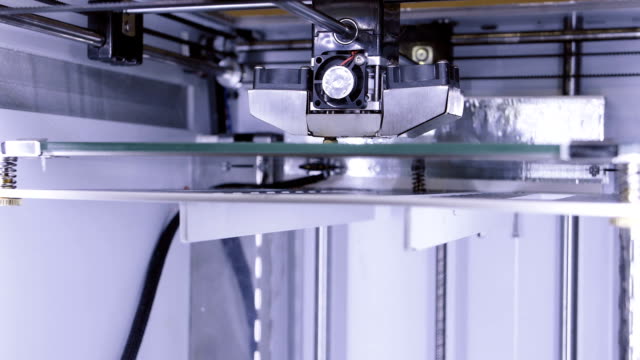 Impresión-con-un-filamento-de-cable-de-plástico-en-Impresora-3D