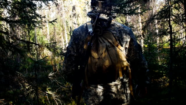 Cazador-de-hombre-al-aire-libre-en-el-bosque-cazando-solo