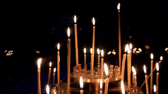 Schöne-Kerzen-in-der-Nacht-Kirche