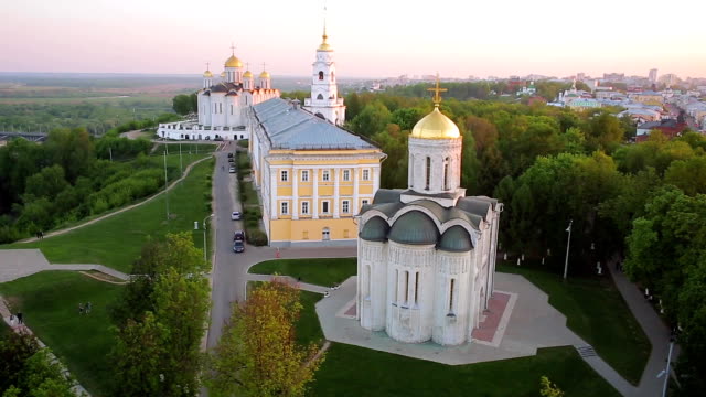Monumentos-de-Vladimir-en-vista-aérea.-Catedrales-Uspenski-y-Dmitrievsky