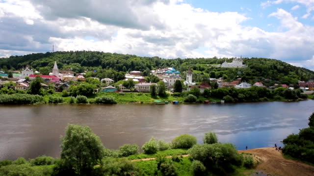 alte-Stadt-von-Gorokhovets-auf-dem-Fluss,-Antenne-gedreht,-Russland