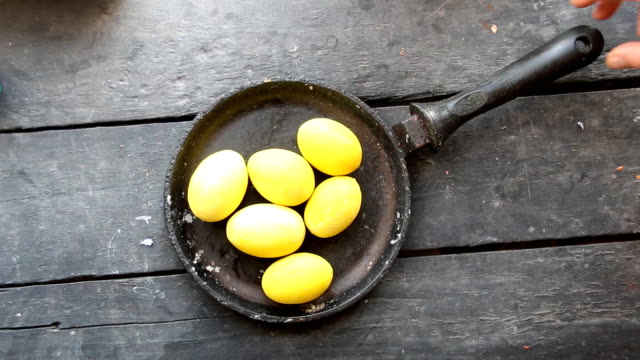 Amarillo-huevos-de-Pascua-en-la-vieja-mesa-rústica