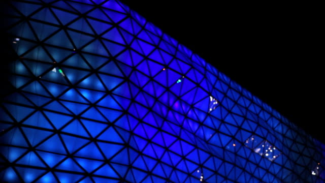 Centro-comercial-y-ocio,-hermosa-iluminación-azul-en-el-vidrio-exterior
