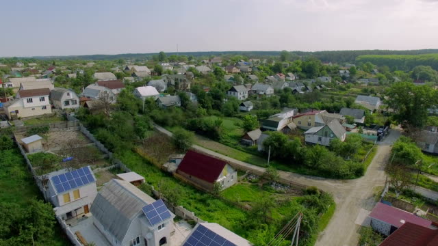 Antenne,-die-ländliche-Häuser-mit-Sonnenkollektoren-auf-dem-Dach