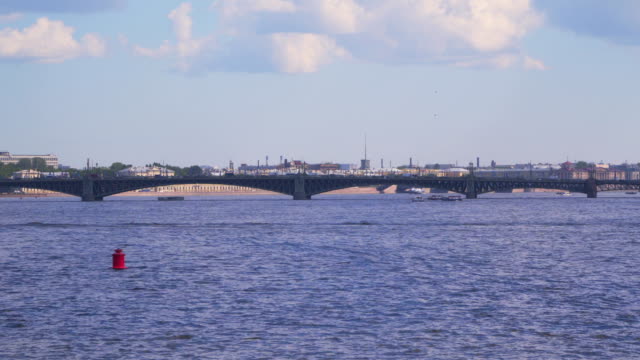 Puente-de-la-Trinidad-en-San-Petersburgo