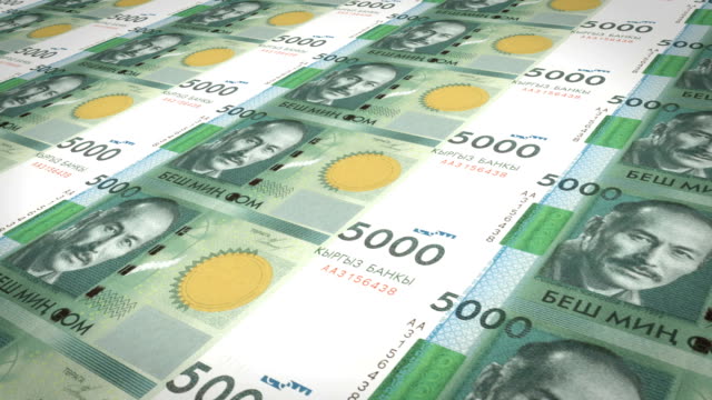Banknoten-von-5-000-kirgisischen-Som-der-Kyrgystanl-Rollen,-Bargeld,-Schleife