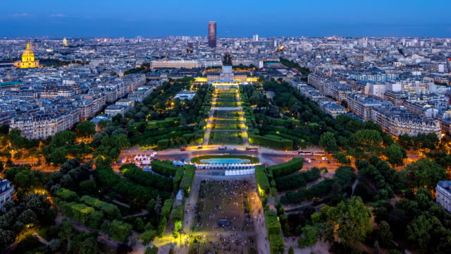 Vista-aérea-de-un-horizonte-grande-de-la-ciudad-después-de-puesta-del-sol-día-noche-timelapse.-Vista-superior-de-la-Torre-Eiffel.-París,-Francia