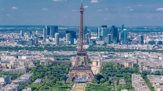 Luftaufnahme-von-Montparnasse-Turm-mit-Eiffelturm-und-La-Défense-Viertel-auf-Hintergrund-Zeitraffer-in-Paris,-Frankreich