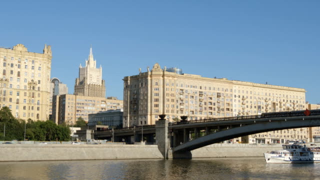 Alte-Gebäude-und-ein-weißes-Schiff-auf-einem-Fluss---Moskau,-Russland
