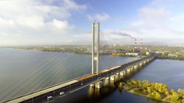 Die-Brücke-über-den-Dnjepr.-Die-Stadt-mit-einer-Vogelperspektive-überspannen.-Südbrücke.-Kiew.-Ukraine.
