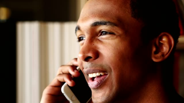 Hablar-por-teléfono,-joven-afro-americana,-vista-lateral