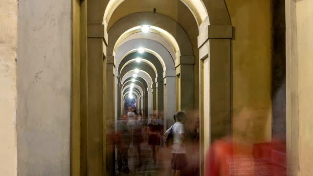 Arcos-de-lo-timelapse-de-noche-corredor-Vasari-en-Florencia,-Italia