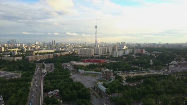 Russland-Sonnenuntergangszeit-Moskau-berühmten-Stadtbild-Vdnh-Eingang-Denkmal-aerial-Panorama-4k