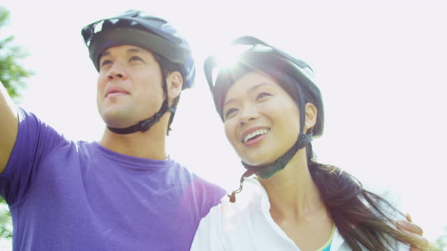 Asiatische-chinesische-junge-Paar-gesund-Leben-Radsport-fitness