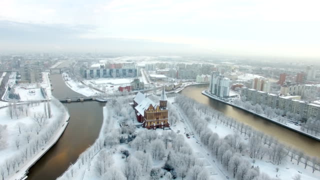 Antenne:-Die-Kathedrale-in-der-schneebedeckten-Stadt-Kaliningrad,-Russland