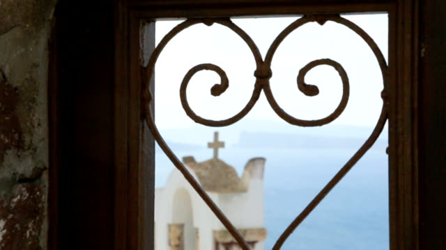 Gehämmert-Herz-im-Fensterrahmen-mit-alten-Kirche-Kreuz-hinter-Liebe-und-Ehe