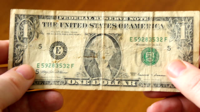 Eine-amerikanische-Dollar-Banknote-in-männlichen-Händen