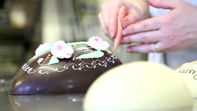 chef-de-pastelería-de-la-manos-de-Pascua-huevos-de-chocolate-decorar