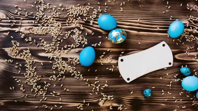 Huevos-de-Pascua-pintaron-en-azul-sobre-fondo-de-tablero-de-madera-con-espacio-vintage-entonado.