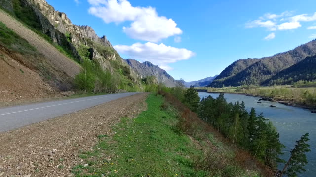 Altai-Fluss-Katun-bei-Bergdorf-Chemal,-Russland