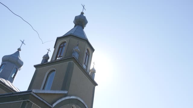 Christliche-Kirche-auf-blauen-Himmel-und-Sonne-Hintergrund