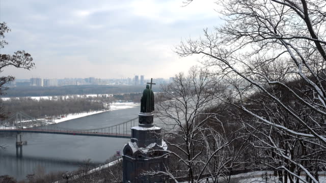 St.-Vladimir-in-Kiev-in-the-Winter.-View-of-the-Monument