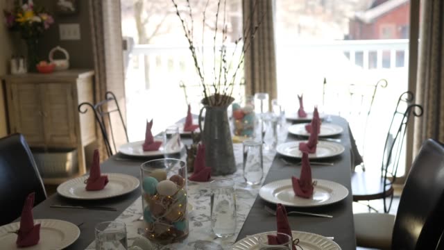 Cacerolas-de-la-cámara-hacia-abajo-de-la-mesa-del-comedor-decoración-para-una-cena-de-Pascua