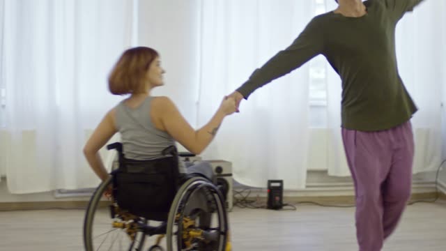 Frau-im-Rollstuhl,-die-romantischen-Tanz-mit-Partner