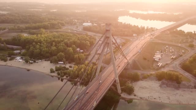 Video-Brücke-bei-Sonnenuntergang-in-Kiew-Ukraine