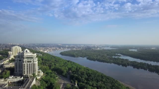 Top-Luftaufnahme-von-Kiew-und-Dnieper-Fluß