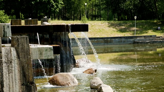 Springbrunnen-im-Park-des-ConcreteFountain-im-Beton-Park-gemacht