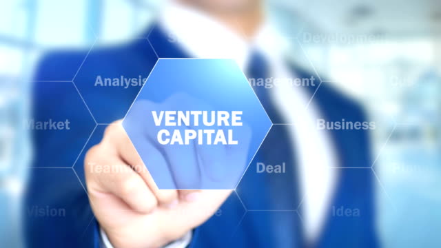 Venture-Capital,-Geschäftsmann-mit-Augmented-holographische-Schnittstelle