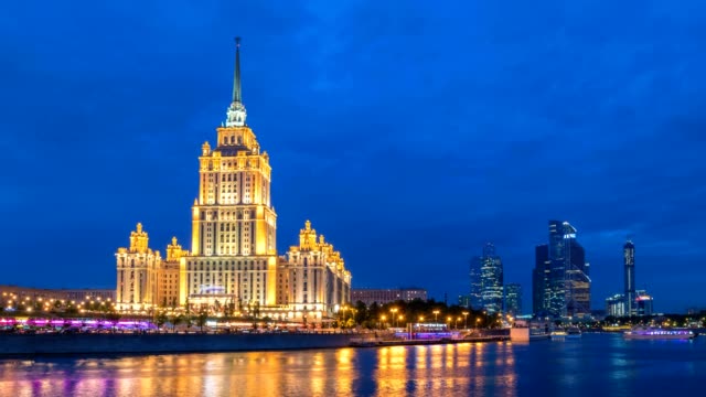 Moskau-Stadt-Skyline-Zeitraffer-am-Moskwa-Fluss-mit-stalinistischen-Seven-Sisters-Gebäude,-Moskau-Russland-4K-Zeitraffer