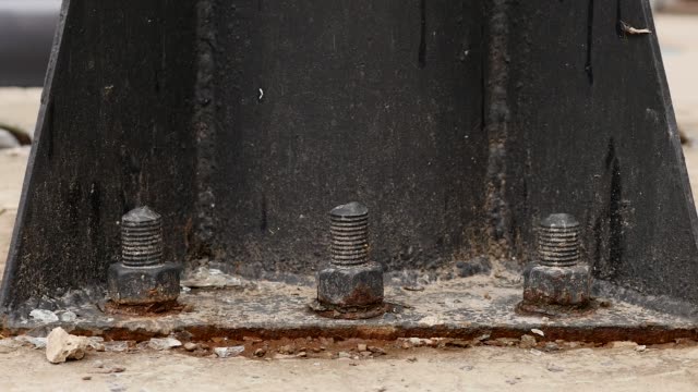 Larger-screws-into-the-base-of-a-metal-pillar