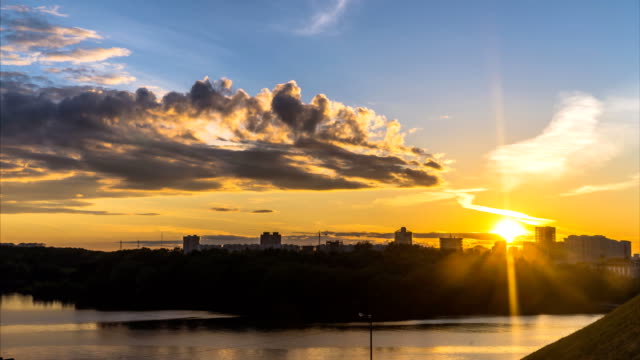 Panoramablick-auf-die-Stadt-und-den-Fluss-bei-Sonnenuntergang,-Zeitraffer