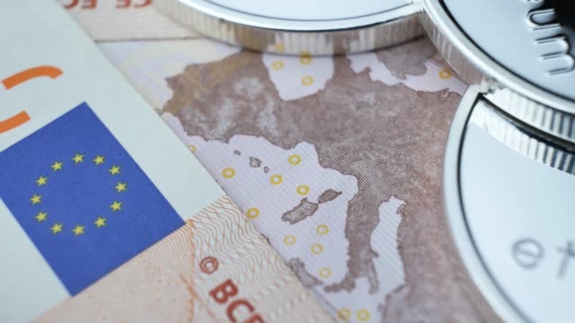 Monedas-de-Etereum-ETH-girando-sobre-billetes-de-Euro