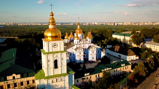 Schöne-goldene-Kiew-Ukraine-St.-Michael-goldenen-Kuppel-Kloster.-Ansicht-von-oben.-video-Luftaufnahmen.-Blick-auf-die-Landschaft-Stadt-zu-"Dnipro"