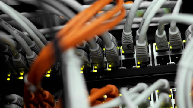 Luces-y-conexiones-de-servidor-de-red.-convertidores-de-medios-de-carga-de-red-y-switches-ethernet